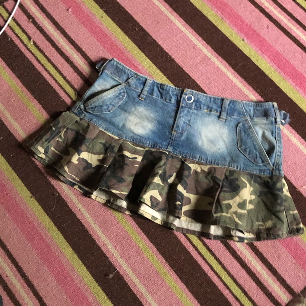 2000’s mini skirt